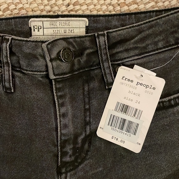 NWT $78 FREE PEOPLE Clean Girlfriend Straight Jean in Black 24 - Picture 3 of 10